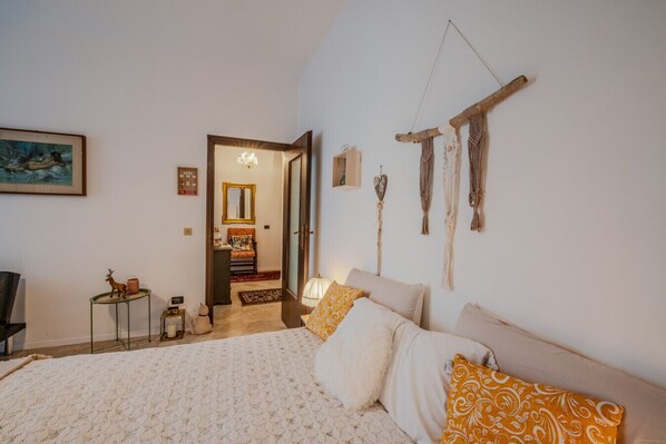 2 bedrooms, desk, iron/ironing board, WiFi