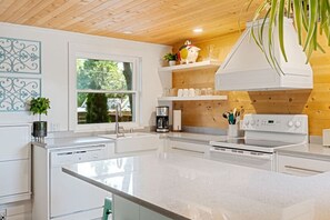 Een koelkast, een microgolfoven, een oven, een kookplaat