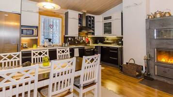 Køleskab, mikrobølgeovn, opvaskemaskine, køkkentøj/tallerkener/redskaber