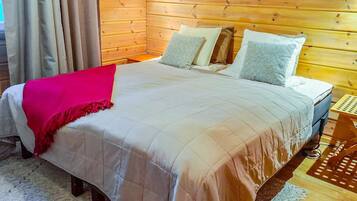 2 bedrooms, desk, travel cot, Internet