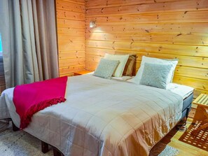 2 bedrooms, desk, travel crib, internet