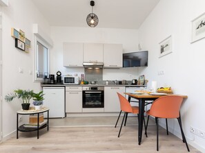 Fridge, oven, dishwasher, cookware/dishes/utensils - Résidence de l'Hermine by Interhome (Saint Malo)