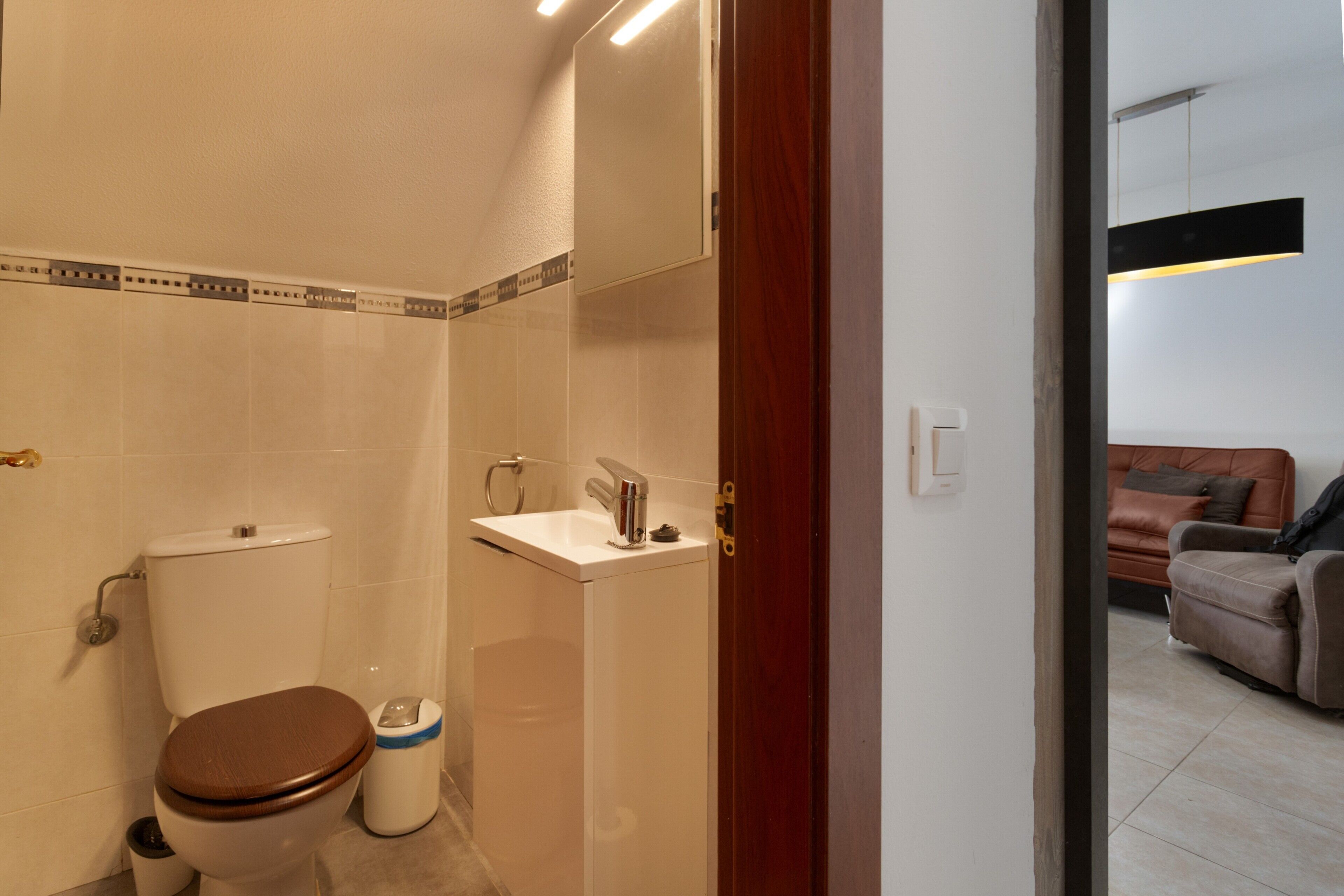 Ein Badezimmer mit Toilette, Waschbecken und Mülleimer.