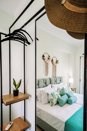 3 chambres, coffres-forts dans les chambres, fer et planche à repasser