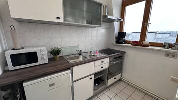 Kylskåp, mikrovågsugn, ugn och spishäll