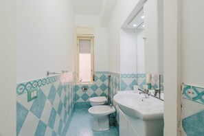 Een douche, een haardroger, handdoeken