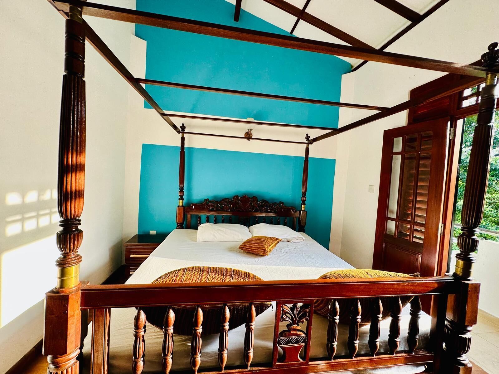 4 υπνοδωμάτια, κουρτίνες συσκότισης, ηχομόνωση, σίδερο/σιδερώστρα 