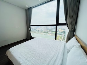 Basic Double Room, Balcony, City View | Free WiFi - Sunrise Majestic - Vinhomes Skylake (Hanoi)