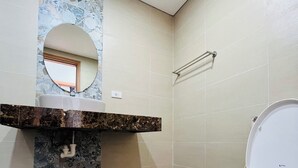 Basic Double Room, Balcony, City View | Bathroom - Sunrise Majestic - Vinhomes Skylake (Hanoi)