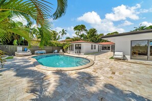 Outdoor pool - Waterfront Unit #5 20 Min Walk to Beach, Shops and Restaurants (Fort Lauderdale)