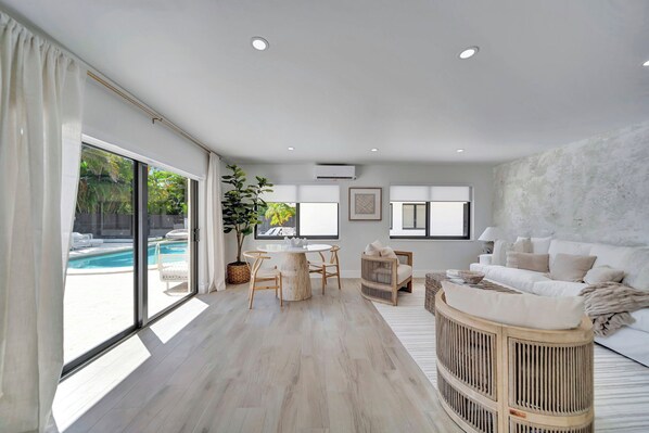 スマートテレビ、暖炉、ステレオ