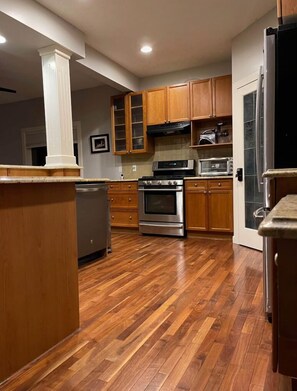 Réfrigérateur, four à micro-ondes, un four, surface de cuisson