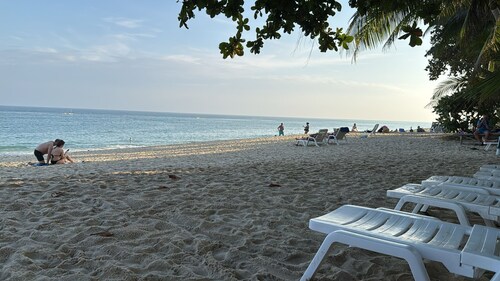 Amazing new 1-bedroom apartment, fabulous Lamai Beach,  swimming pool, fitness