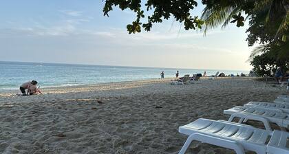 Amazing new 1-bedroom apartment, fabulous Lamai Beach, swimming pool, fitness