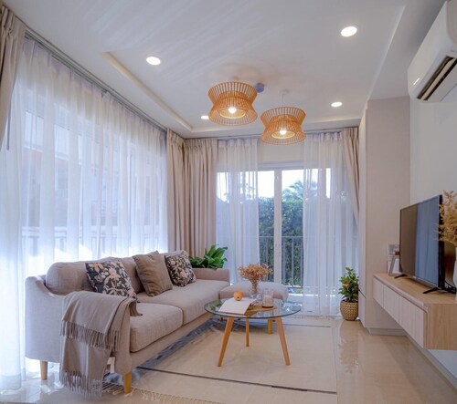 Amazing new 1-bedroom apartment, fabulous Lamai Beach,  swimming pool, fitness