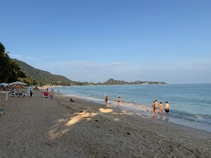 On the beach, sun-loungers, beach towels - Amazing new 1-bedroom apartment, fabulous Lamai Beach, swimming pool, fitness (Koh Samui)