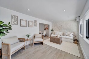 Smart TV, fireplace, stereo - Waterfront Unit #3 20 Min Walk to Beach Shops and Restaurants (Fort Lauderdale)