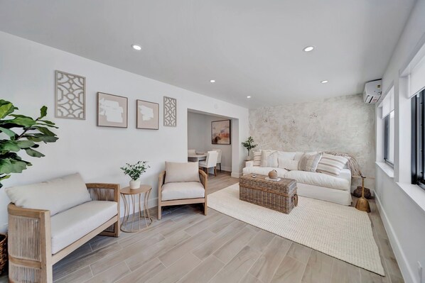 Smart TV, fireplace, stereo