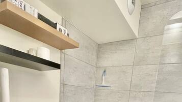 Serviettes fournies, papier toilette
