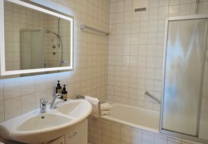 Douche, sèche-cheveux, serviettes fournies