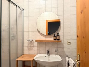 Een douche, een haardroger, handdoeken