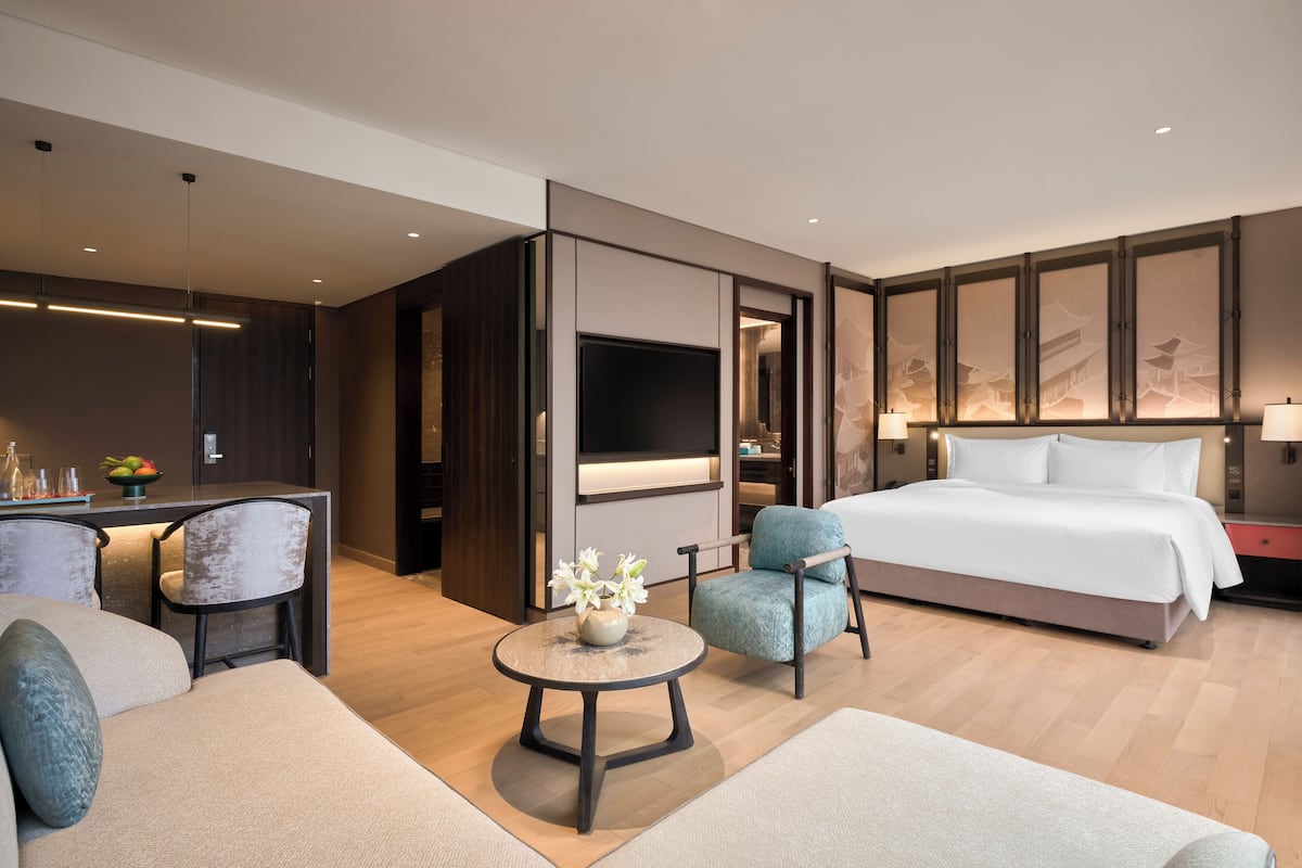 1 bedroom, premium bedding, minibar, in-room safe