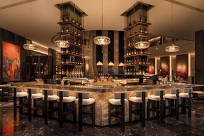 2 bares, salón en el lobby