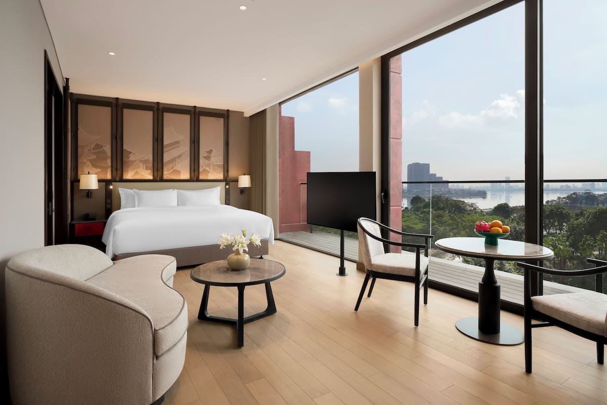 Deluxe Room, 1 King Bed, Balcony | Balcony
