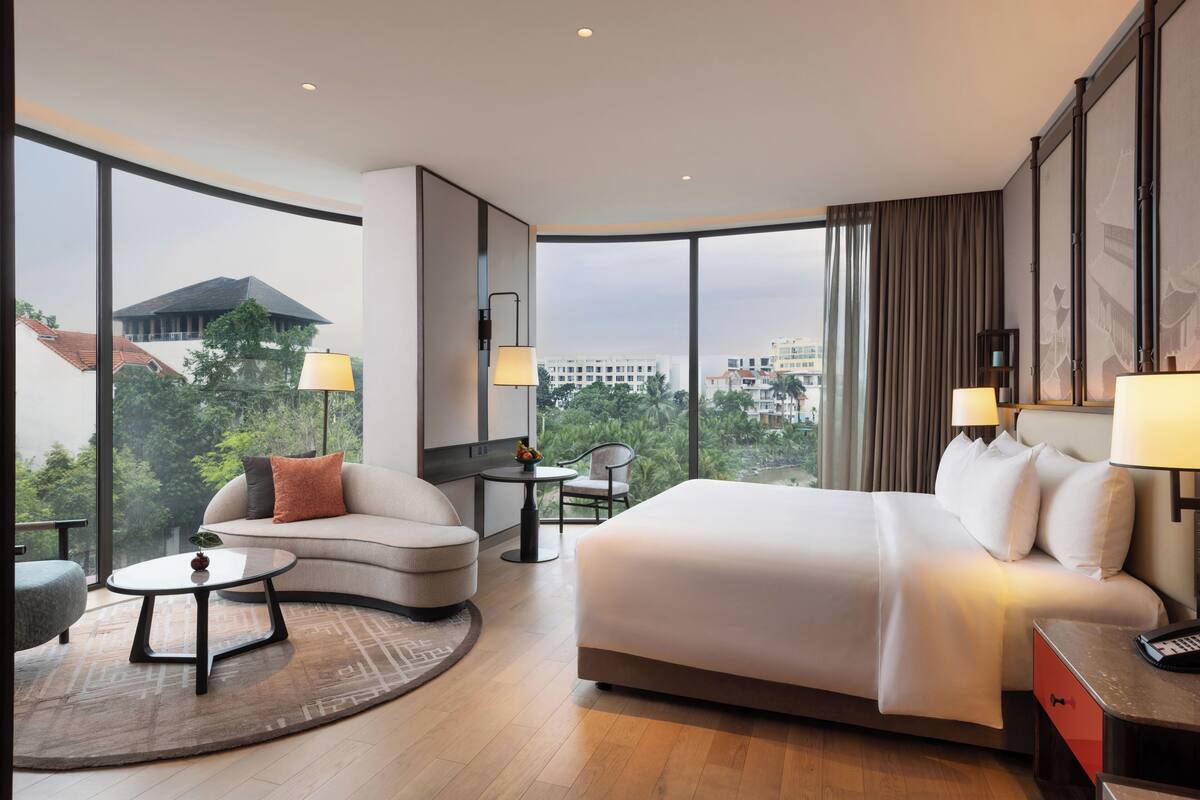 Habitación Deluxe, 1 cama de matrimonio grande, en esquina | Ropa de cama de alta calidad, minibar, caja fuerte y escritorio