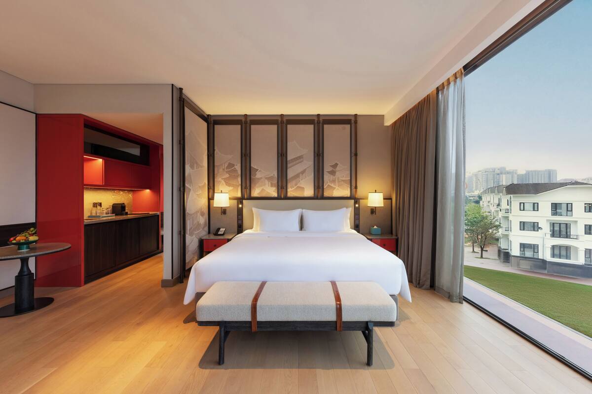 Suite junior, 1 cama de matrimonio grande | Ropa de cama de alta calidad, minibar, caja fuerte y escritorio