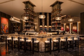 2 bars, lounge dans le hall