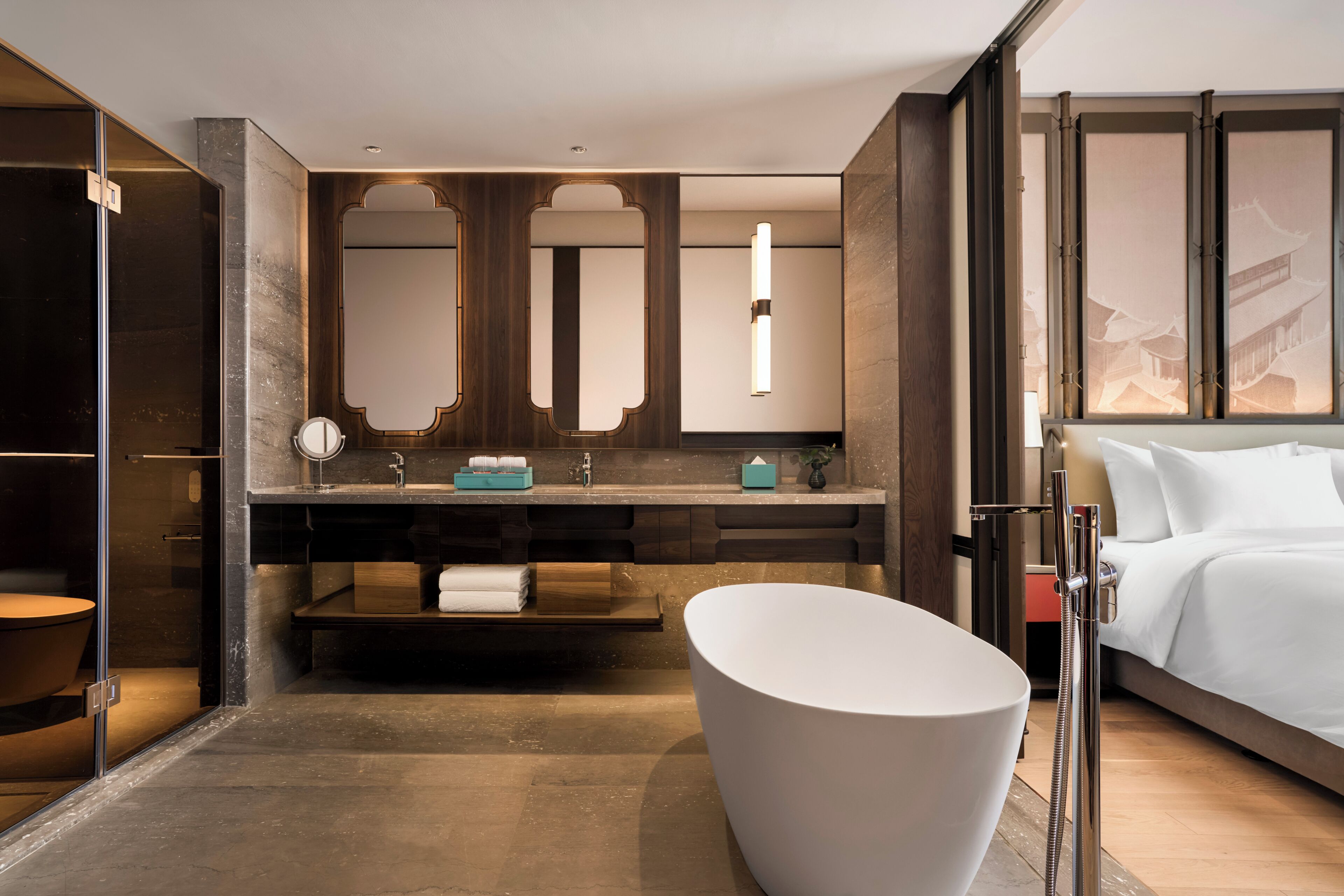 Ein modernes Badezimmer mit einer freistehenden Badewanne, zwei Waschbecken und einem großen Spiegel.