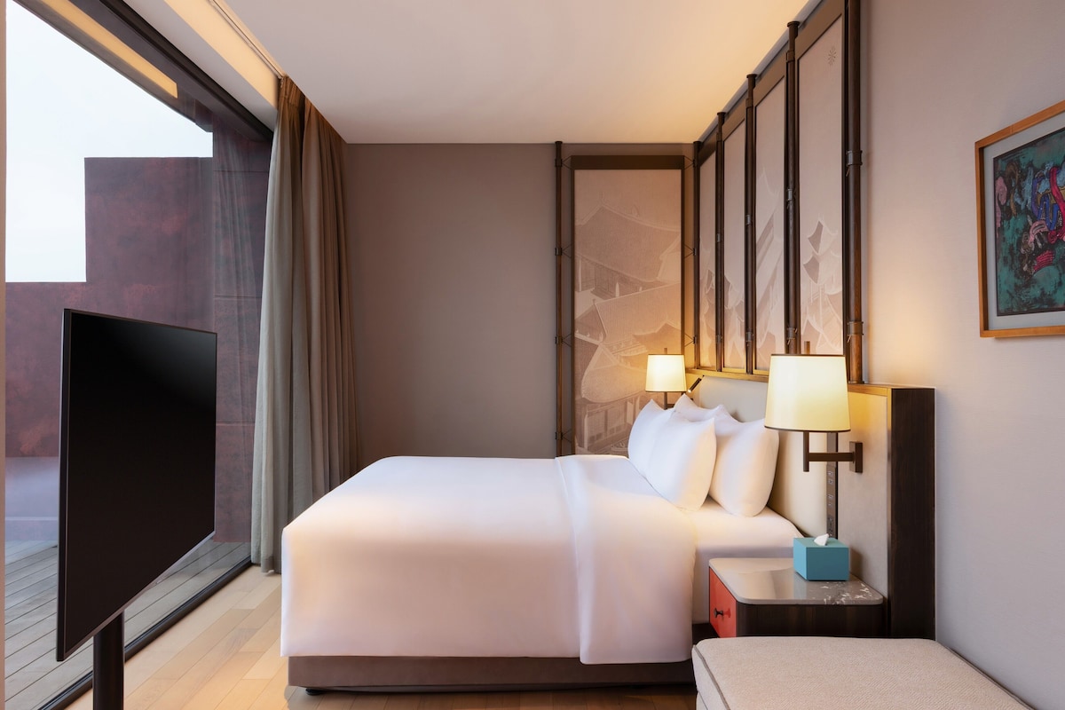 Superior Room, 1 King Bed, Balcony