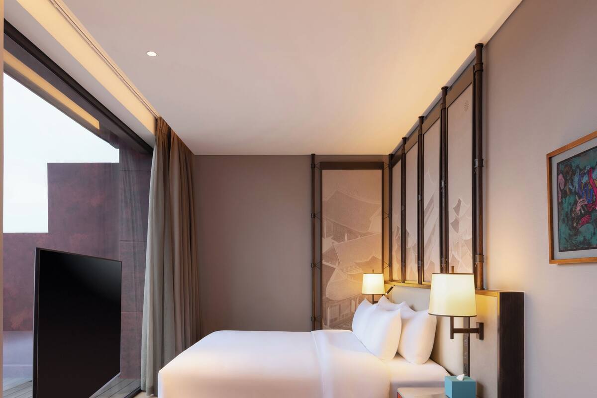 Habitación superior, 1 cama de matrimonio grande, balcón | Vistas a la ciudad