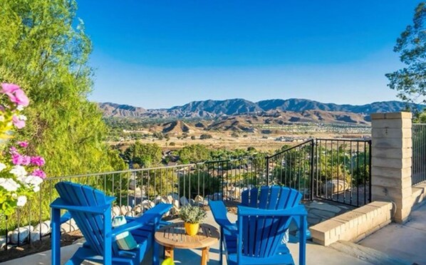 Terrace/patio - Santa Clarita Pool Home with a View, Centrally Located, Live-In Ready, One Story (Santa Clarita)