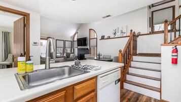 Microondas, horno, parrilla de estufa y lavavajillas