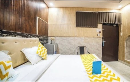 Escritorio, cortinas blackout y tabla de planchar con plancha