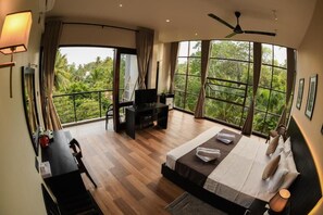 Habitación triple superior, 1 cama King size | Escritorio, wifi gratis y ropa de cama