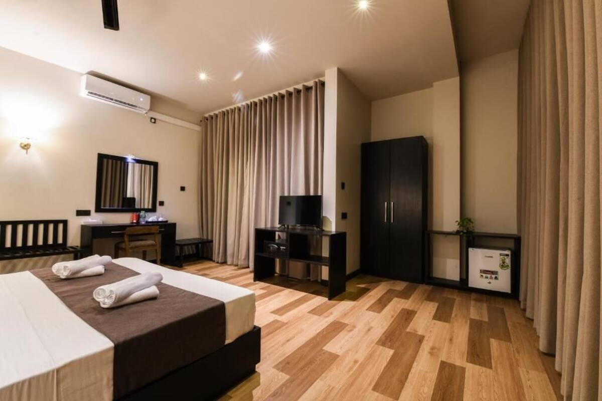 Superior Triple Room, 1 King Bed | 1 bedroom, desk, free WiFi, bed sheets