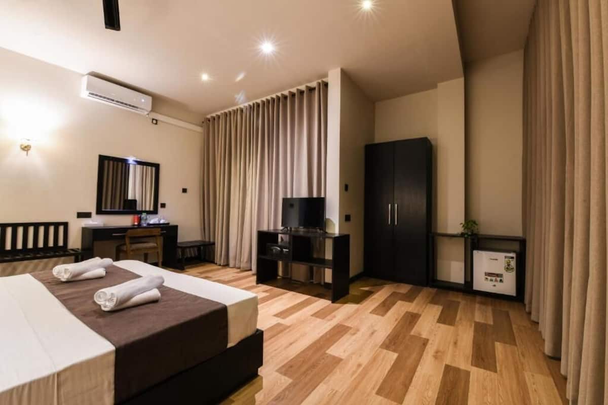 Superior-Dreibettzimmer, 1 King-Bett | Schreibtisch, kostenloses WLAN, Bettwäsche