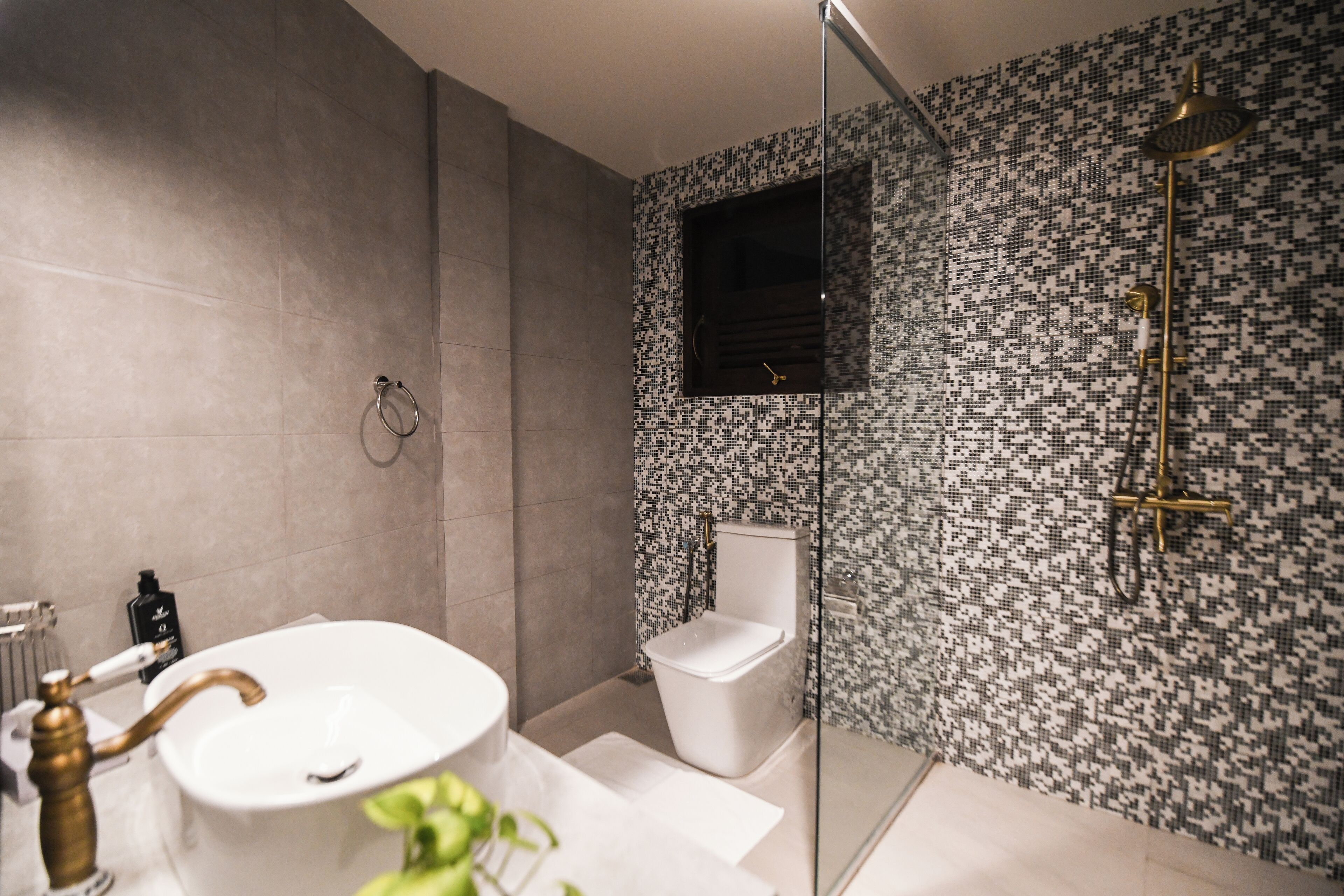 Un baño moderno con una bañera independiente, inodoro y cabina de ducha.