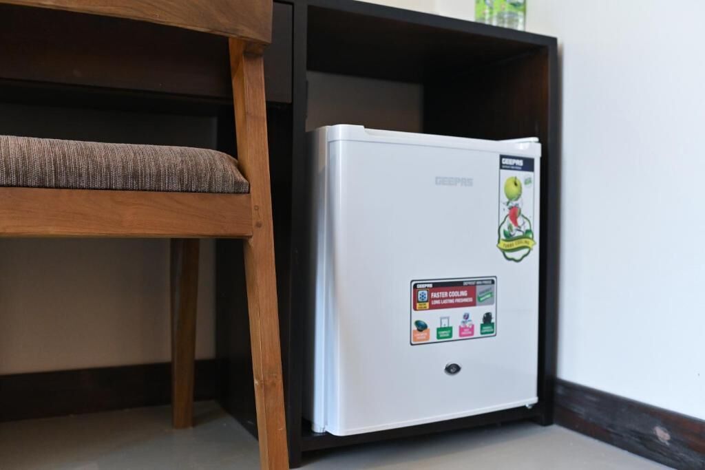 Un refrigerador blanco con una pegatina en una cocina.