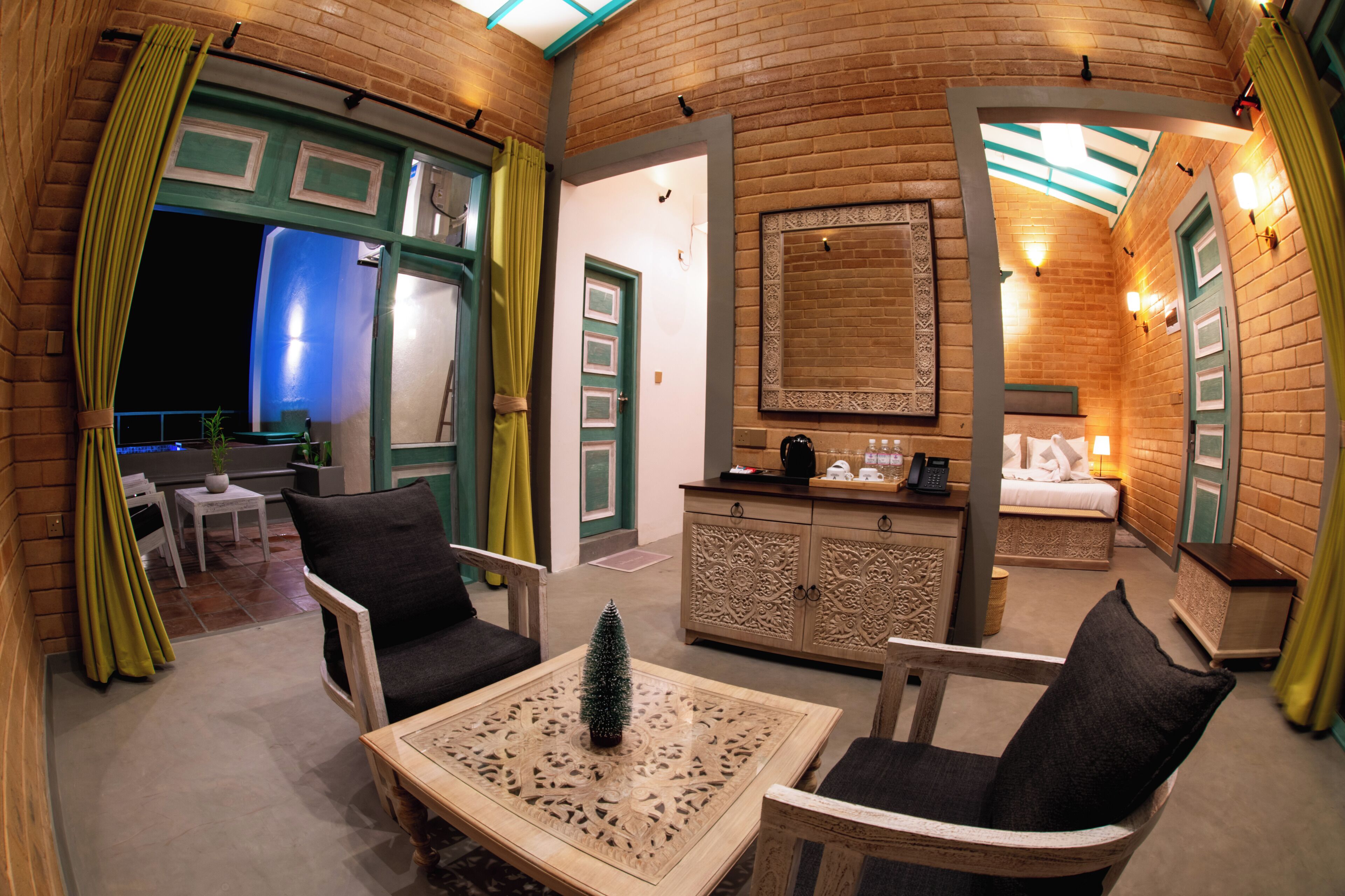 Une pièce chaleureuse avec un décor intérieur en bois, une petite table agrémentée d’un élément décoratif, et un lit avec une table de chevet.