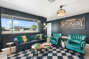 Smart TV, fireplace, books, music library - Luxury Gatsby Hideaway - Heated Pool, Hot Tub, Game Room, Fire Pit Near Old Town (Scottsdale)