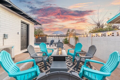 Luxury 4 BR House, FREE Heated Pool, Private Hot Tub, Games, 5 min to Old Town