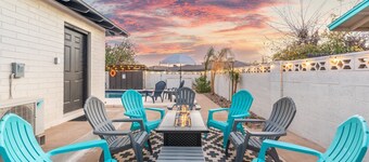 Luxury 4 BR House, FREE Heated Pool, Private Hot Tub, Games, 5 min to Old Town