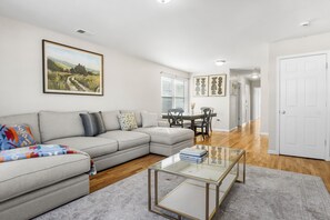 Smart TV - Modern, spacious 3BD/2BA home in Newark. 15mins EWR/25mins NYC (Newark)