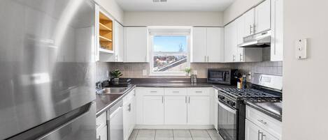 Microondas, horno, parrilla de estufa y lavavajillas