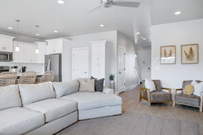 Smart TV, fireplace, table football - Spacious 5 Bedrooms 6 Bathrooms Near Zion Private Pool & Extra Large Hot Tub (Hurricane)