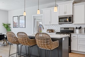 Fridge, microwave, oven, stovetop - Spacious 5 Bedrooms 6 Bathrooms Near Zion Private Pool & Extra Large Hot Tub (Hurricane)